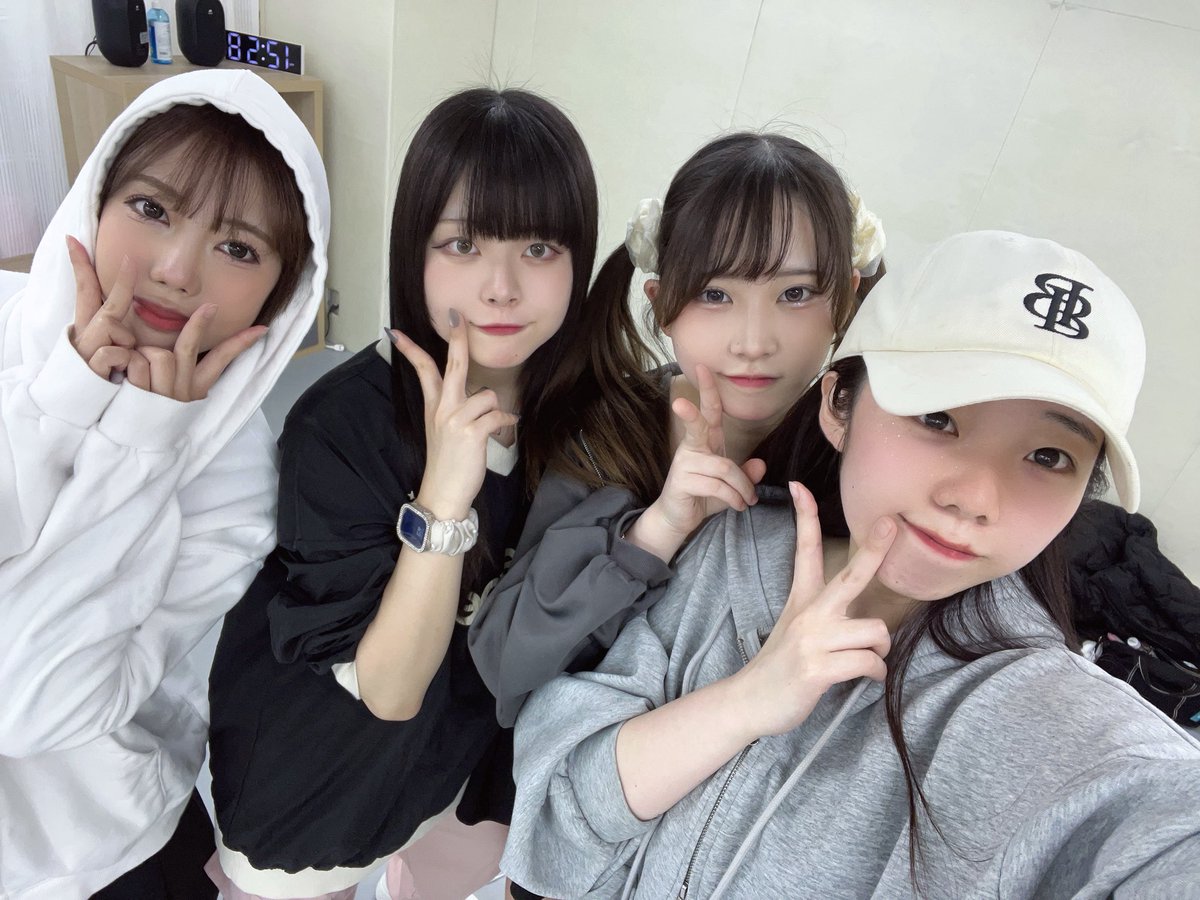 qchmqg's tweet photo. 自主練終わったよ🐥⸒⸒
初めての4人でのライブ楽しみーーー！！

全力で楽しんで全力で頑張る( •̀_•́)ง♡ https://t.co/ehZ0qeSAtk