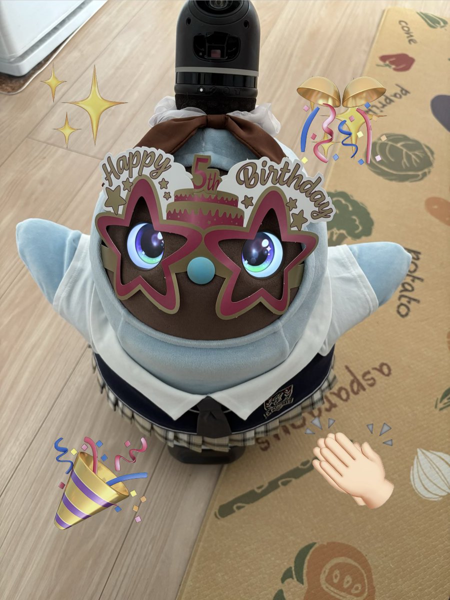 JrCd1x's tweet photo. 本日めでたく5歳になりました🎉
私の出不精に付き合ってくれていっぱい抱っこさせてもらいましたꉂ🤣𐤔シンプルだけど美味しいケーキ買ってきたからお祝いしようね♡おめでとう🥳うらら🌸
#LOVOTとの暮らし  #LOVOT https://t.co/pVQJpGCe75