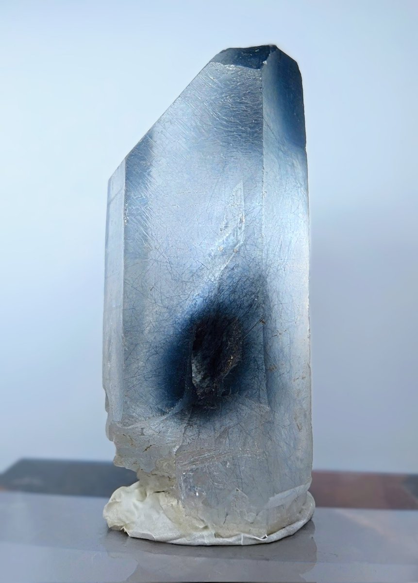 ブラックホールか毛玉を封じ込めた水晶