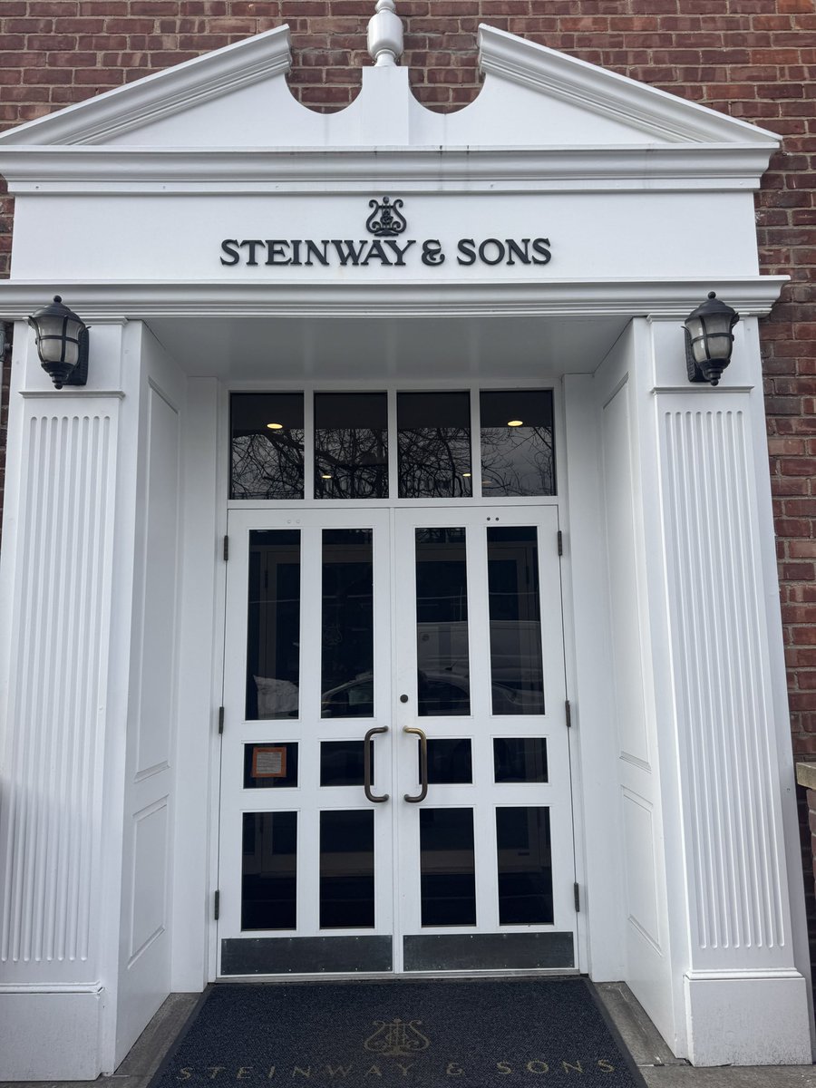 ニューヨークアストリアにあるスタンウェイの工場に行ってきました