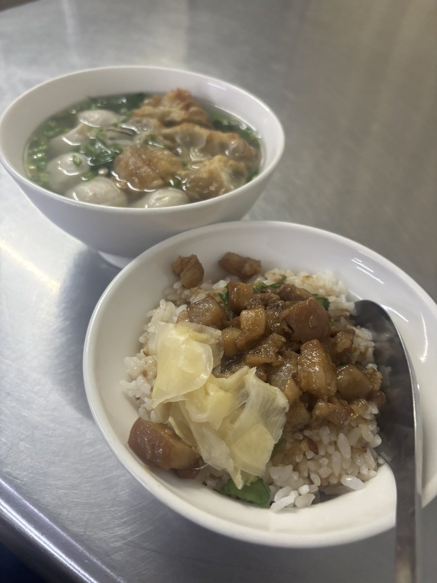 BASARA1127go's tweet photo. 今日の朝ごはんも地元民にまじって！

魚のつみれスープと魯肉飯！
スープ激熱🔥
スープめっちゃ好吃！！ https://t.co/gVRL8E34H4