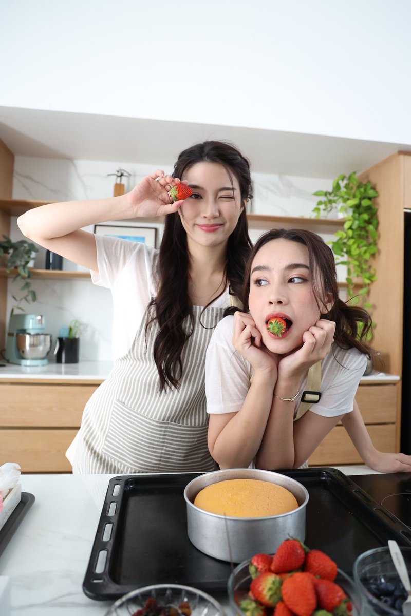 Mystery solved, this is where Ginny’s strawberry addiction started.🍓😁👏

#ginnynatnicha #aangelinaass
#จินเจ #GinJay