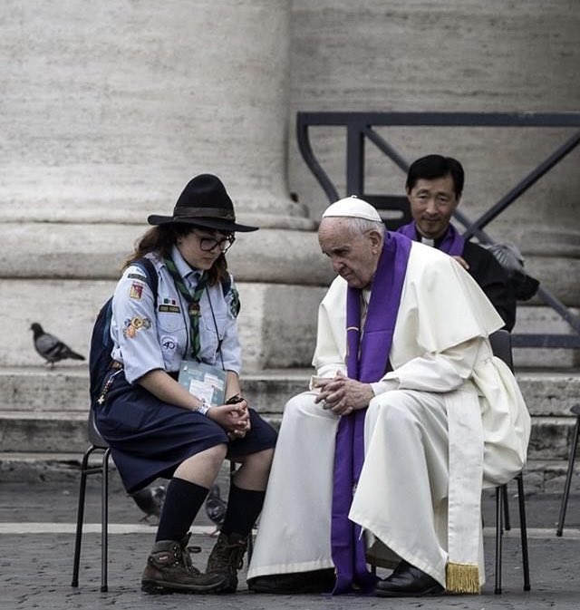 “No hay nada mas peligroso que la indiferencia. Es la mayor enfermedad de nuestra época. Cuando se empieza a marginar a las personas o a precarizar su condición de vida, todo el cuerpo social sufre. Nunca sean indiferentes a eso, nunca descarten al otro”. 

El Papa Francisco, el