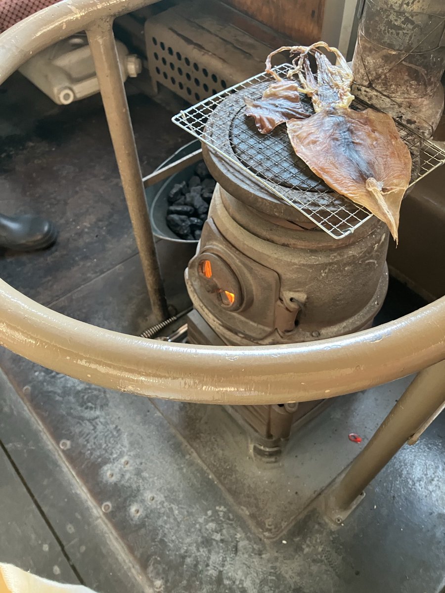 minonetsu's tweet photo. 津軽鉄道のストーブ列車でスルメ焼いてもらったぞー！ https://t.co/yIL7bURNOE