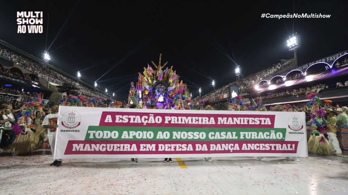 Mangueira prestando apoio à Cinthya, sua porta-bandeira incrível e perseguida pelos jurados porque ela não se rende à dança clássica! 

Parabéns, Estação Primeira! Por isso você é fundamento do nosso samba!
