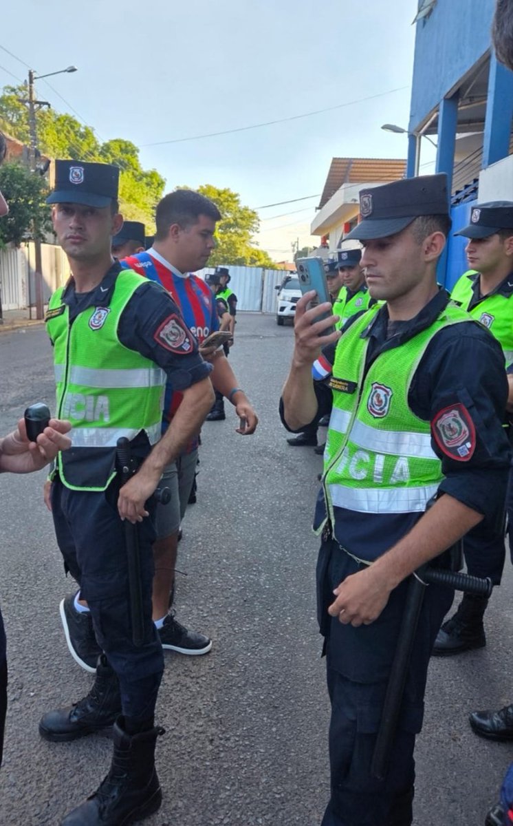 tanitagonz's tweet photo. @policia_py  este oficial retuvo el ESTUCHE de unos auriculares, diciendo que devolvería al salir de la cancha, al salir, desaparecido! Quien se hace cargo? Es legal retener unos estuches que fueron verificados previamente? Dónde dice que está prohibido el ingreso?quien repone? https://t.co/ru6S8Kd0ix