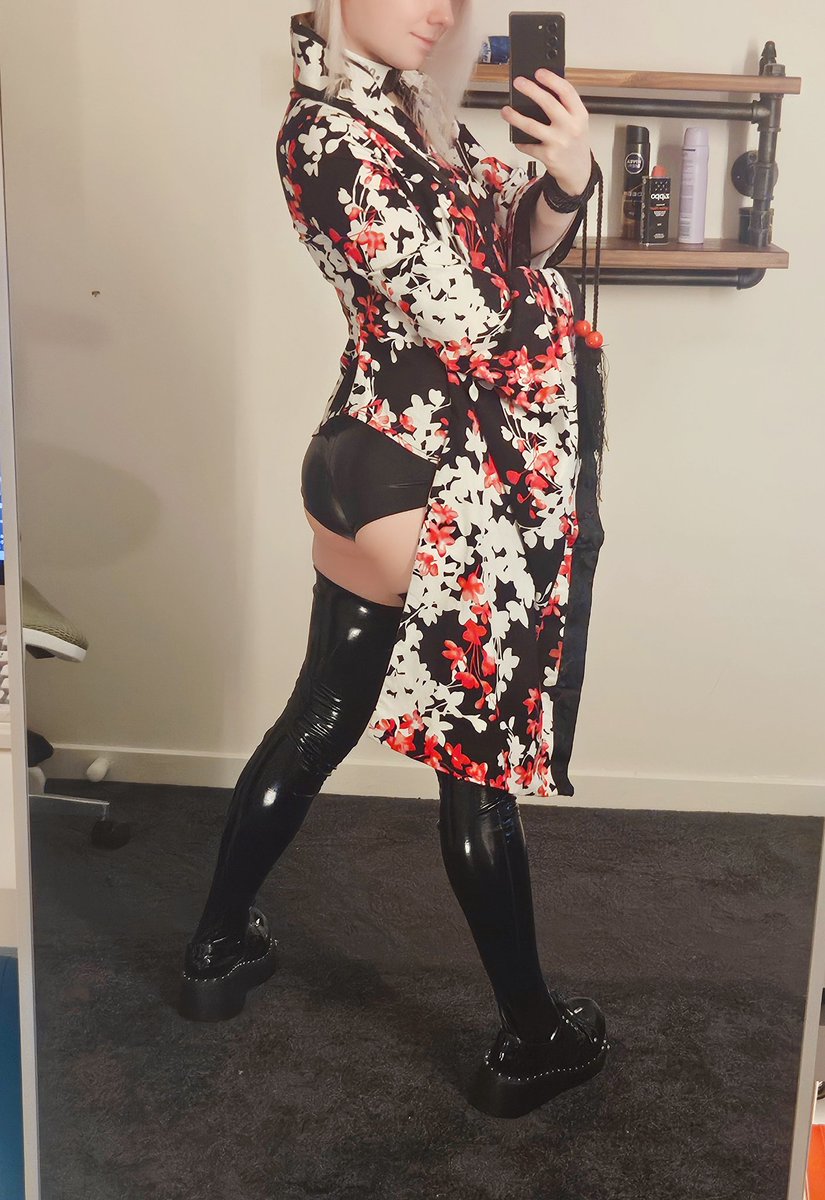 TipsyMinx tweet media