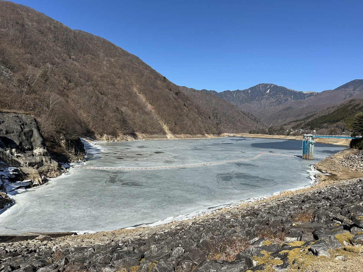 広瀬ダムー。凍ってるダム湖初めて見た。