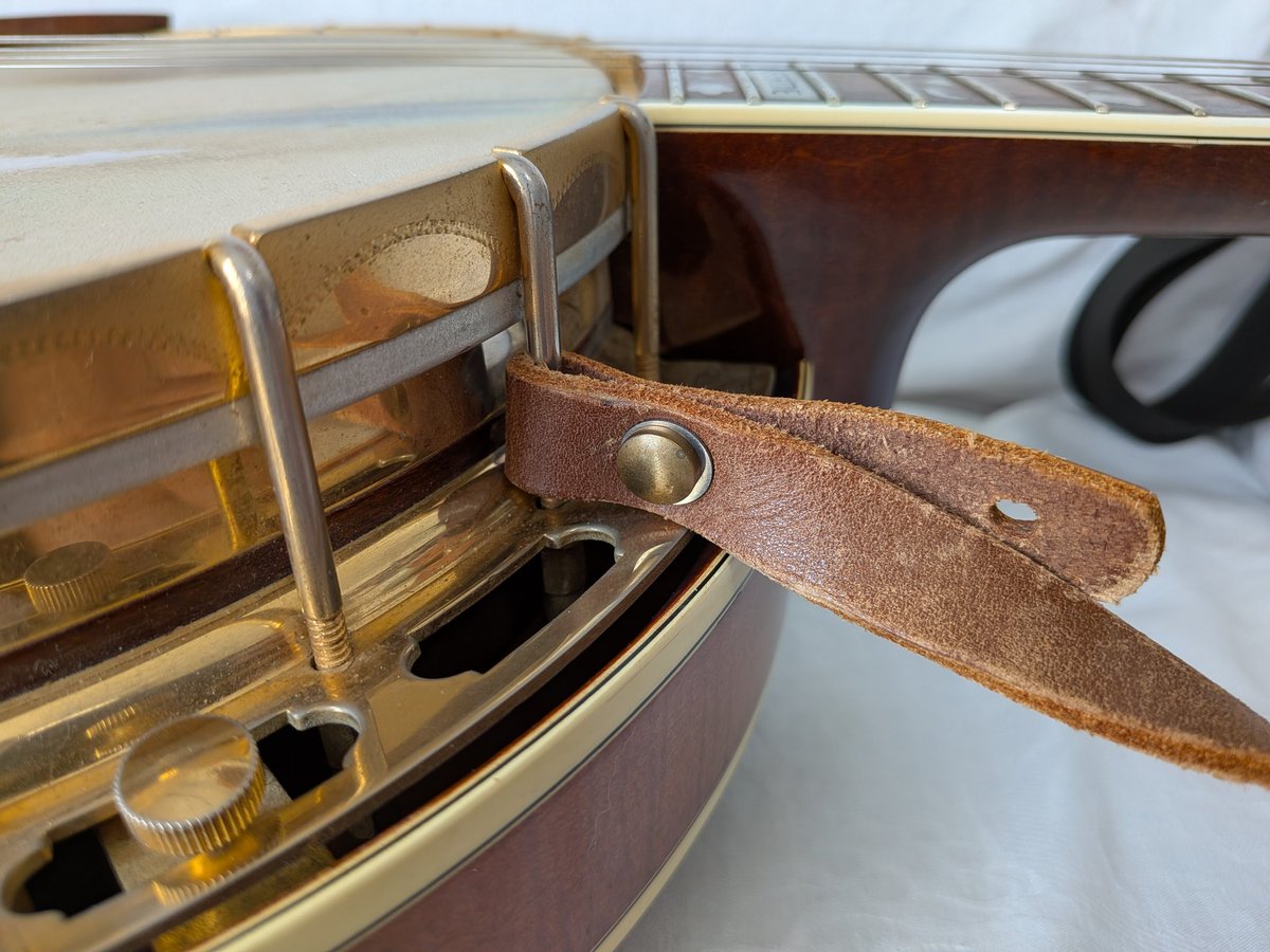 私のバンジョーのストラップはベルト用の革をカット・穴開けしたもの