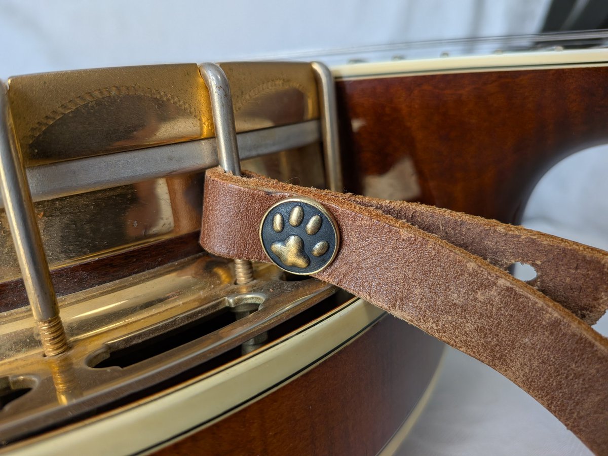 私のバンジョーのストラップはベルト用の革をカット・穴開けしたもの