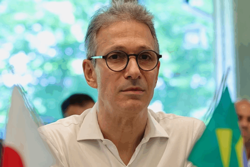 CortesNoMundo's tweet photo. POLÍTICA: PL quer definir nas próximas semanas se Zema será vice de Flávio. 🟩 https://t.co/luvSKBXqJw