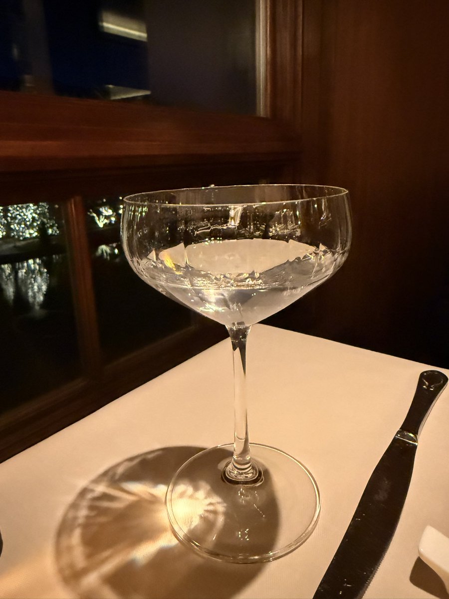 ArashMosaleh's tweet photo. Does this look full to you? They say it is, but we ain’t buying it. @TheBroadmoor https://t.co/5XM3JYbuku