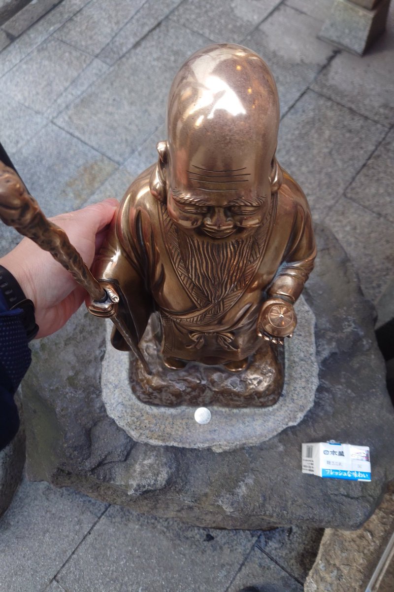 sakuramaru07's tweet photo. 今日の��網神社、朝の空気がすごく爽やかでね😊
境内に入った瞬間、胸の奥までスーッと澄んでいく感じがしたよ🍃

みんなそれぞれの想い��胸にお参りしてて、きっと恋のお願いをしてる人もいたんだろうなぁって、
なんだか微笑ましくなった☺️💓

好きな人のことを想う気持ちって、うれしかったり切なかったり、ちょっと不安になったりするよね。
そんな気持ちごと、大事にできる一日になりますようにってそっとお願いしてきたよ🙏✨

今日もフォロワーさんの分まで、
健康と財運、それから心があたたかくなるご縁も祈ってきました🍀

気持ちのいい一日のはじまり。
今日も無理しすぎず、笑顔でいこうね😊