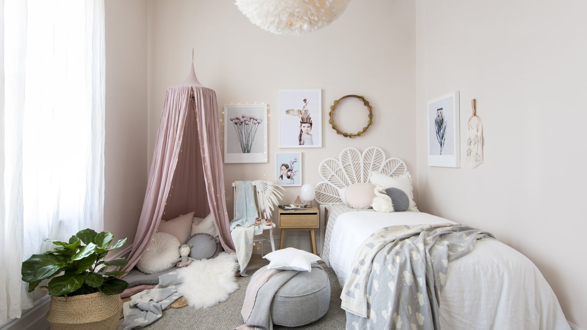 TheLemeDecor's tweet photo. Incorporate ruffled pink linens, shaggy rugs, and crown canopies with flowing drapes to create a layered, cozy, and visually rich bedroom full of charm and comfort.

#BedroomDecor #CozyInteriors #InteriorDesign #HomeInspiration #LayeredDesign #StylishSpaces #ComfortableLiving https://t.co/oquTKWi7vw