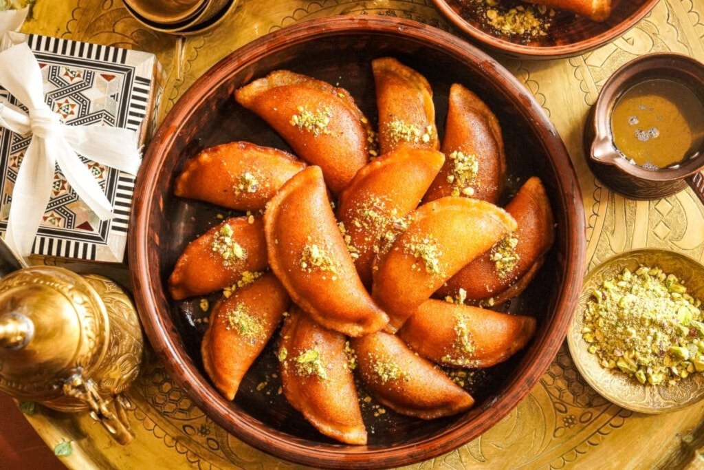 almayadeen_es's tweet image. 🟠Postres fáciles para Iftar en Ramadán: guía práctica

🔶Postres fáciles para Iftar en Ramadán con knafeh, qatayef, basbousa y bolitas de dátiles sin horno, en versiones rápidas y claras para tu mesa.

🔗Lea todos los detalles en: es.mdn.tv/8usW

#Ramadan #postres #guia