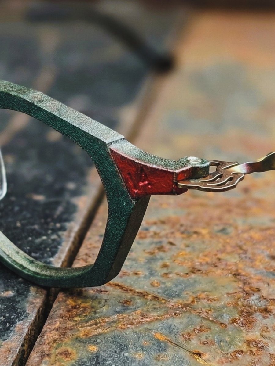 design88eyewear's tweet photo. 「経年侵化」の塗装は、中の人が一本一本手作業で仕上げています。
つまり、世の中に全く同じ模様のフレームは存在しません。
「自分だけの個体」を育てたい収集癖のある眼鏡好きさん、
沼はこちらです。
https://t.co/r3iOJ8vwsL

 #design88 #一点物 #職人技 #日本製 https://t.co/emtz7vpDLO