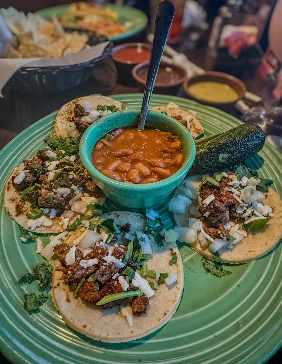 CrystalStayCool's tweet image. Street tacos + prickly pear margarita.     🌮🍹🌵 #Tacos #Margaritas #Foodie