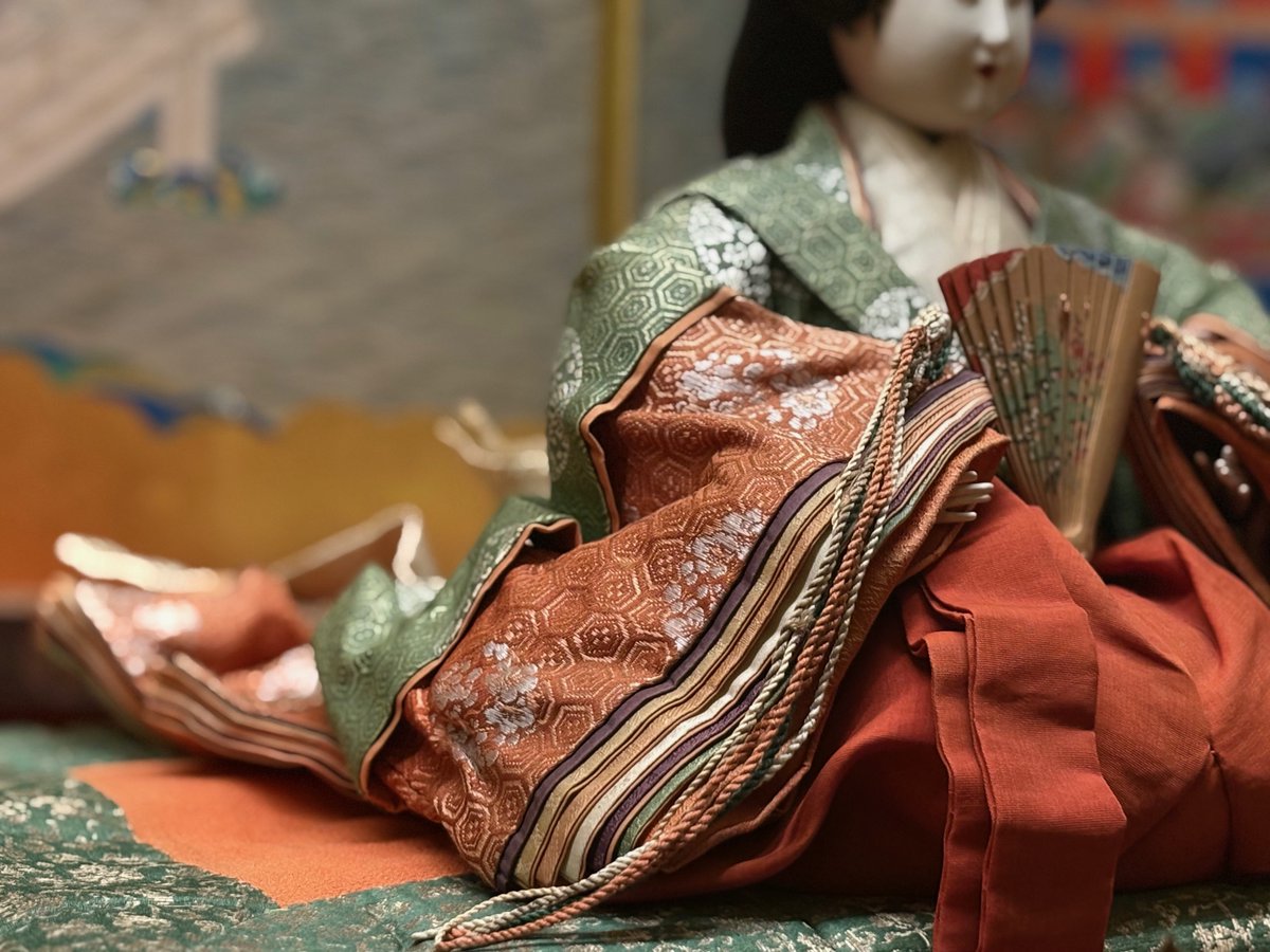 江戸時代、矩（かね）姫様のお人形です。ご覧ください、この十二単の美しいこと！公家装束を決まり通り忠実に再現した ＃おひなさま を「有職雛/ゆうそくびな」と言い、矩姫様は正装、カジュアルなど異なる衣装を着た有職雛を複数お持ちでした。人形用に織られた繊細な模様にもため息です🌸#ひなまつり