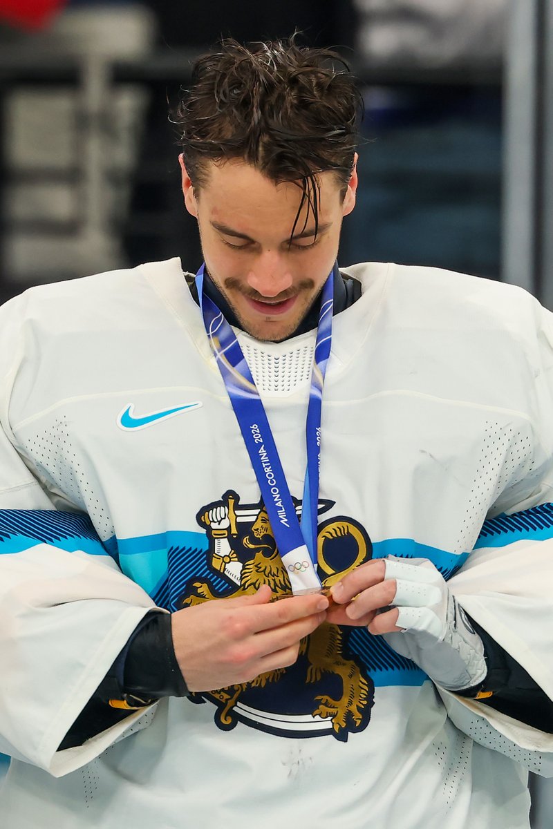 AlexDaugherty1's tweet photo. Juuse Saros posing with his bronze medal after Finland beat Slovakia 6-1. 

This is Saros' 5th medal in international play for Finland, but his first at the Olympics. https://t.co/znVP8WorYI