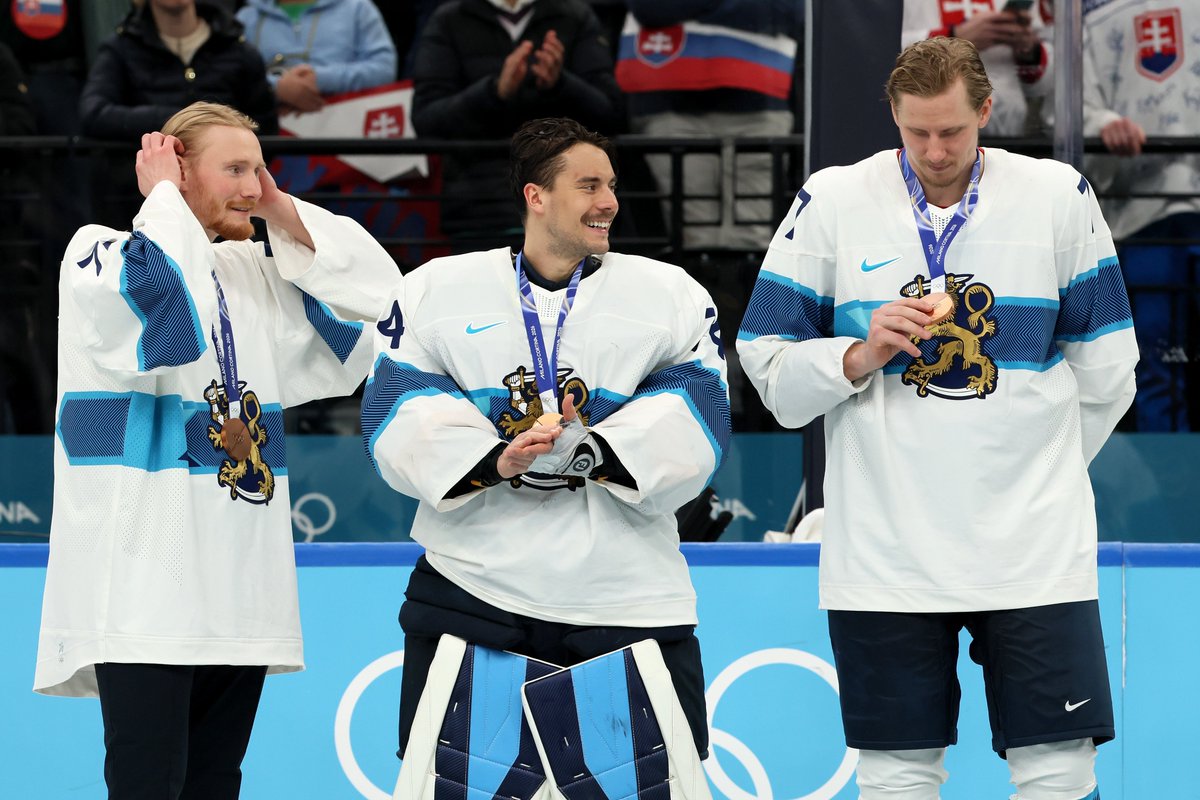 AlexDaugherty1's tweet photo. Juuse Saros posing with his bronze medal after Finland beat Slovakia 6-1. 

This is Saros' 5th medal in international play for Finland, but his first at the Olympics. https://t.co/znVP8WorYI