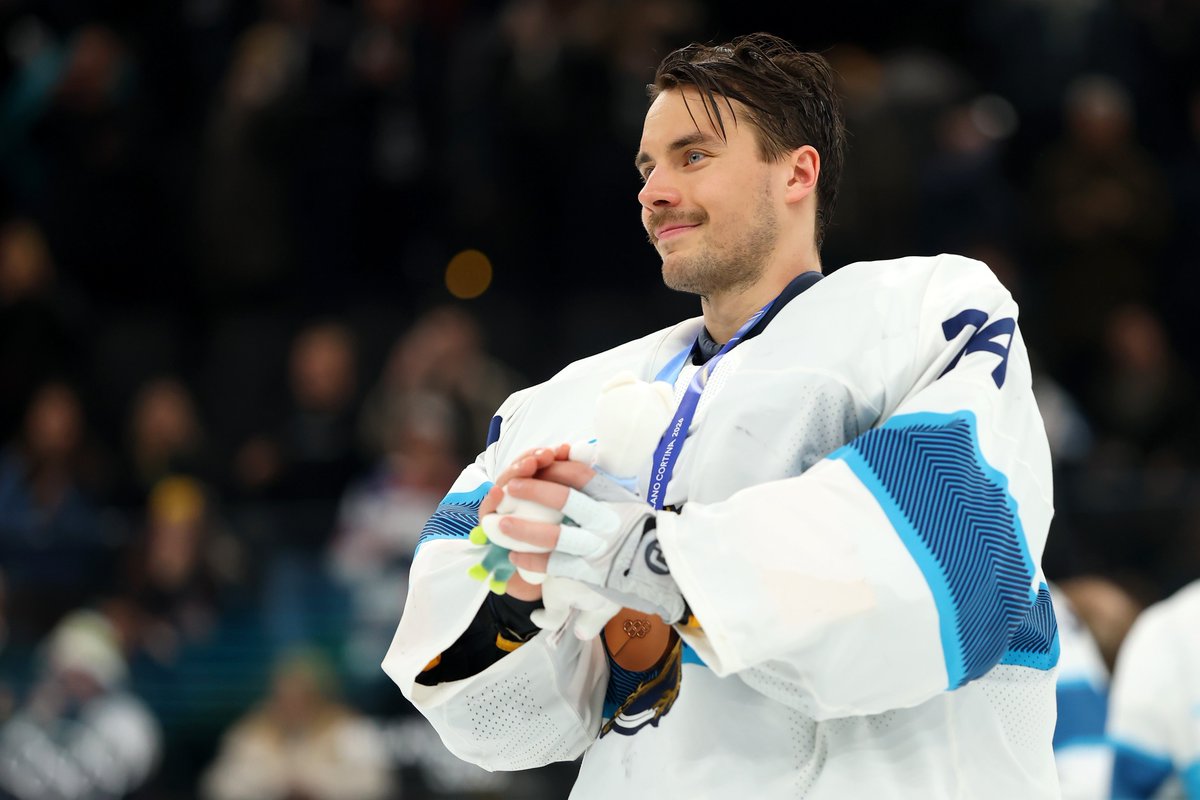 AlexDaugherty1's tweet photo. Juuse Saros posing with his bronze medal after Finland beat Slovakia 6-1. 

This is Saros' 5th medal in international play for Finland, but his first at the Olympics. https://t.co/znVP8WorYI