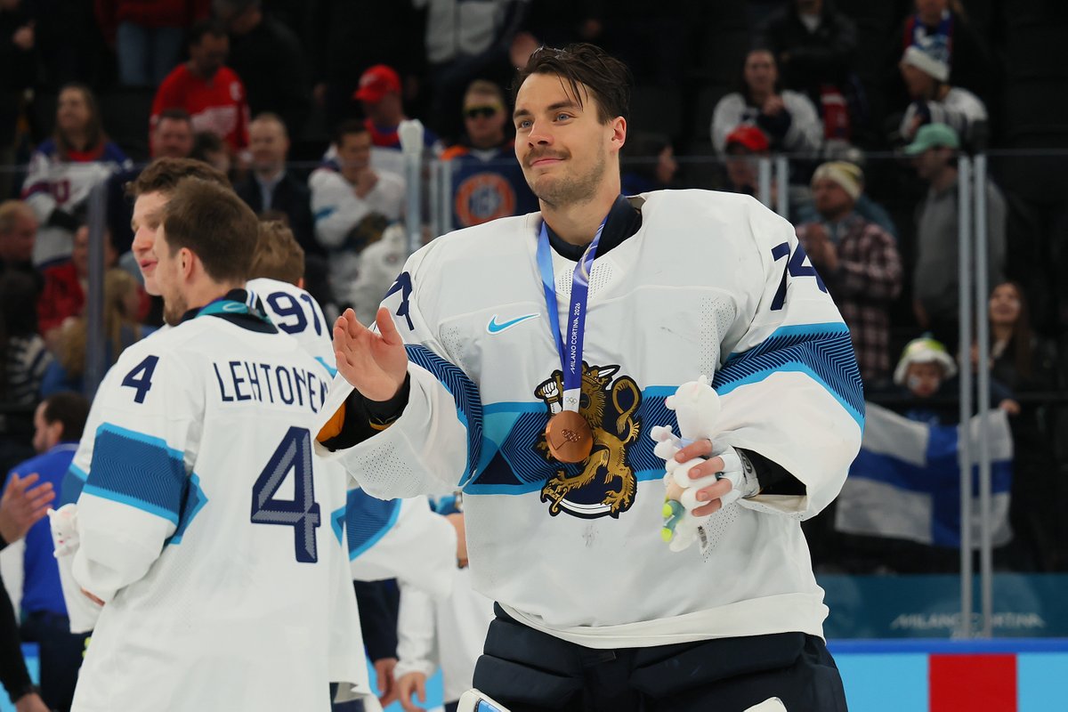 AlexDaugherty1's tweet photo. Juuse Saros posing with his bronze medal after Finland beat Slovakia 6-1. 

This is Saros' 5th medal in international play for Finland, but his first at the Olympics. https://t.co/znVP8WorYI