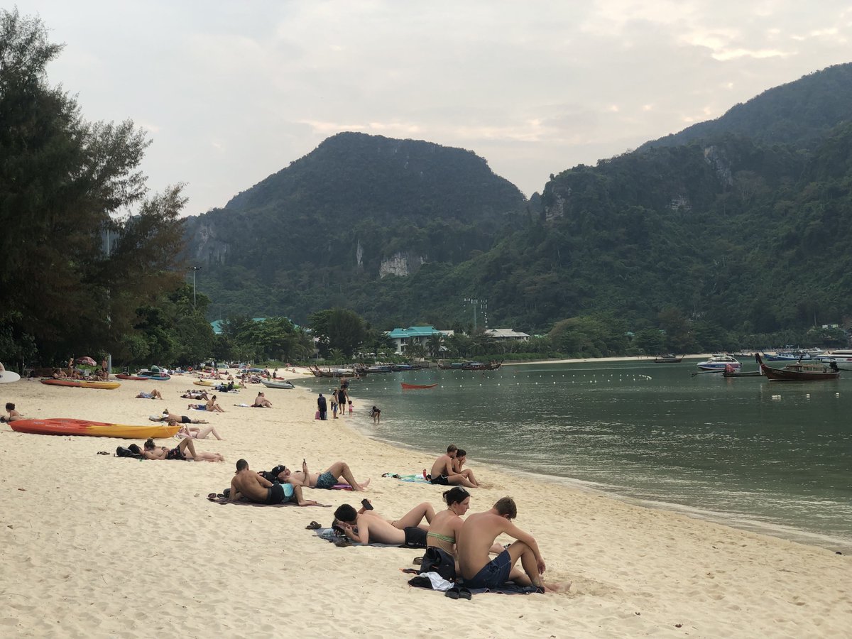가장 좋아하는 여행지 중 한 곳, 태국 크라비 피피섬

아주 작은섬입니다. 
이곳에서 일주일간 머무르며 너무 행복했네요.

My favorite travel destination, Phi Phi Island, Thailand
#나보여태국 #나보여피피