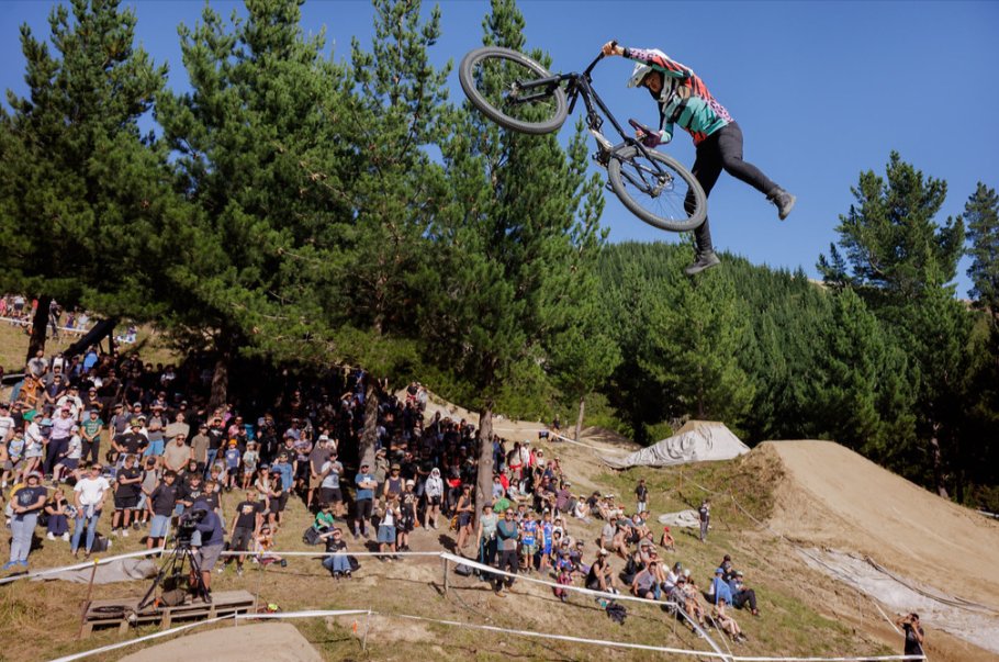 Sportzhub's tweet photo. History made at Crankworx Christchurch
Erik Fedko and Shealen Reno become the first winners of the Slopestyle Super League era at Crankworx Christchurch.
The Shootout Round changed everything. https://t.co/1s8DSyhfiH 🚵♂️ #Crankworx #Slopestyle https://t.co/6RJLLSo9Jo