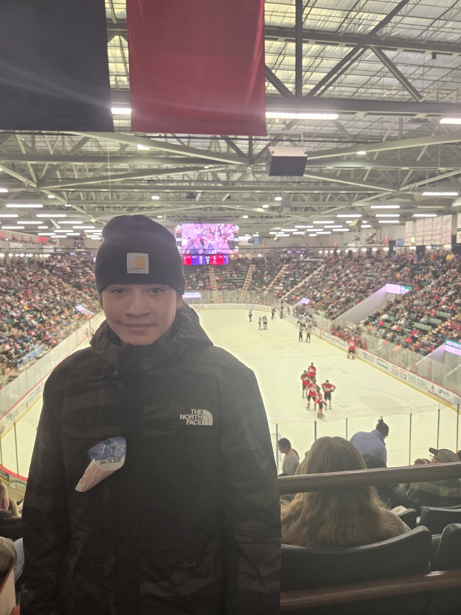 seeed77's tweet photo. Pretty awesome atmosphere and action at @ECHLThunder game.  Thanks for the hook up
@ames2bury https://t.co/PmkyUpQicn