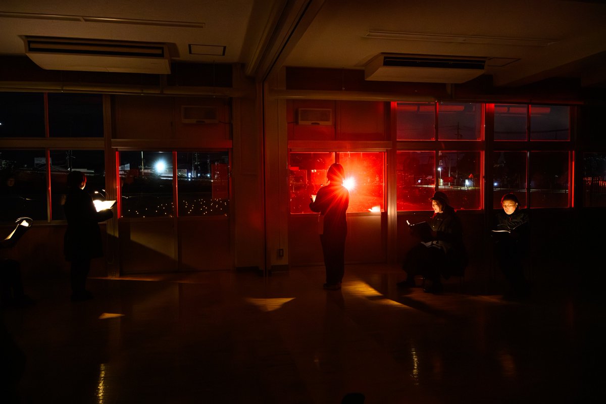 yokkaichi_bunka's tweet photo. 「銀河鉄道の夜」リーディング公演の記事を、YOUよっかいちさんに掲載いただきました🌙

あの日の空気や言葉の温度が伝わる素敵な記事です。ぜひご一読ください✨
🔗https://t.co/FiijtvhHNz

そして、令和9年2月には《劇場版》を上演予定です。 どうぞお楽しみに！

写真撮影：松原豊 https://t.co/lSlggbFMND