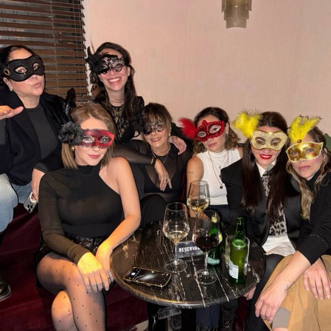 Maite Perroni con amigas 

Via Jimena Perez.