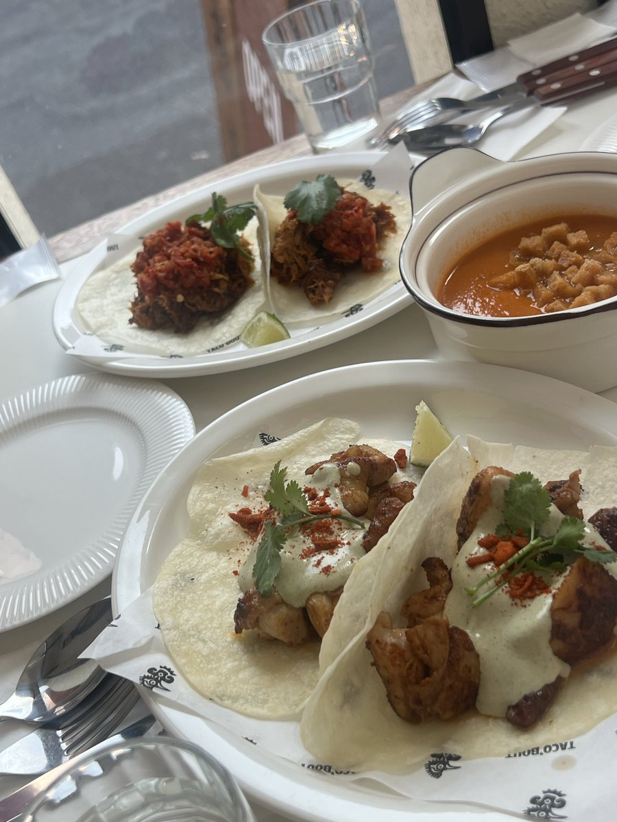 めろな tweet media