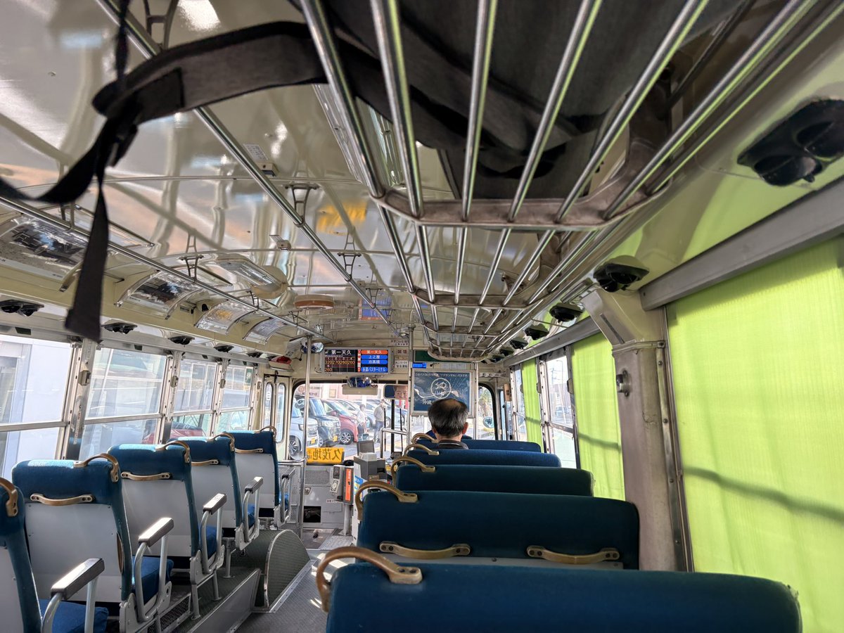 車内に1978年製とわざわざ案内あり。ざっと48年走り続けてるバス。古い