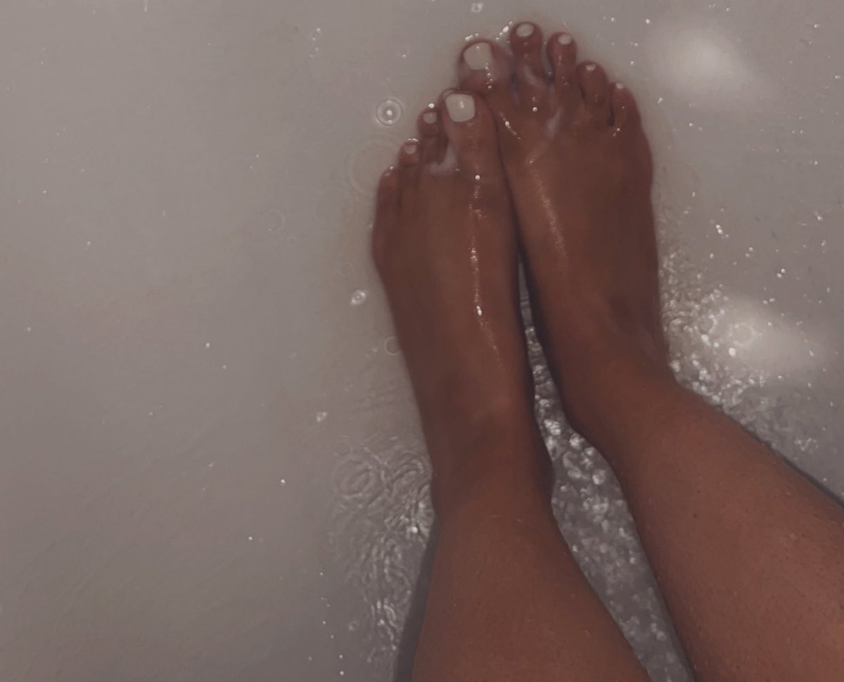 PetiteKady's tweet photo. #onlyfans #wet #feet #creamy 💋 https://t.co/B4BTziB0BF
