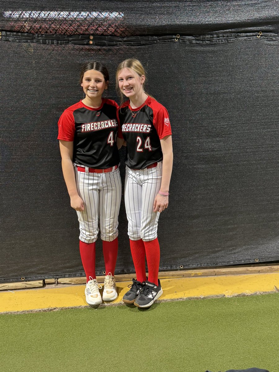 AmeliaEszlinger's tweet photo. Went to a live pitch and hit last night with my team mate @eleanor_m2030 got a lot of reps in and found some things I can work on for next time ! #firecrackers https://t.co/8l1TEQCCoi