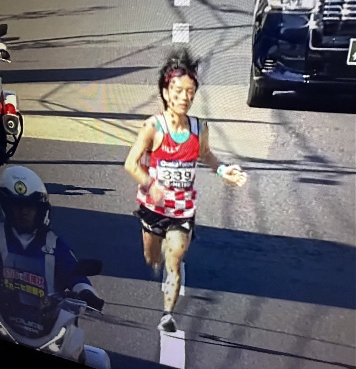 大阪マラソンの吉田響
ピップエレキバン貼りすぎやろ！