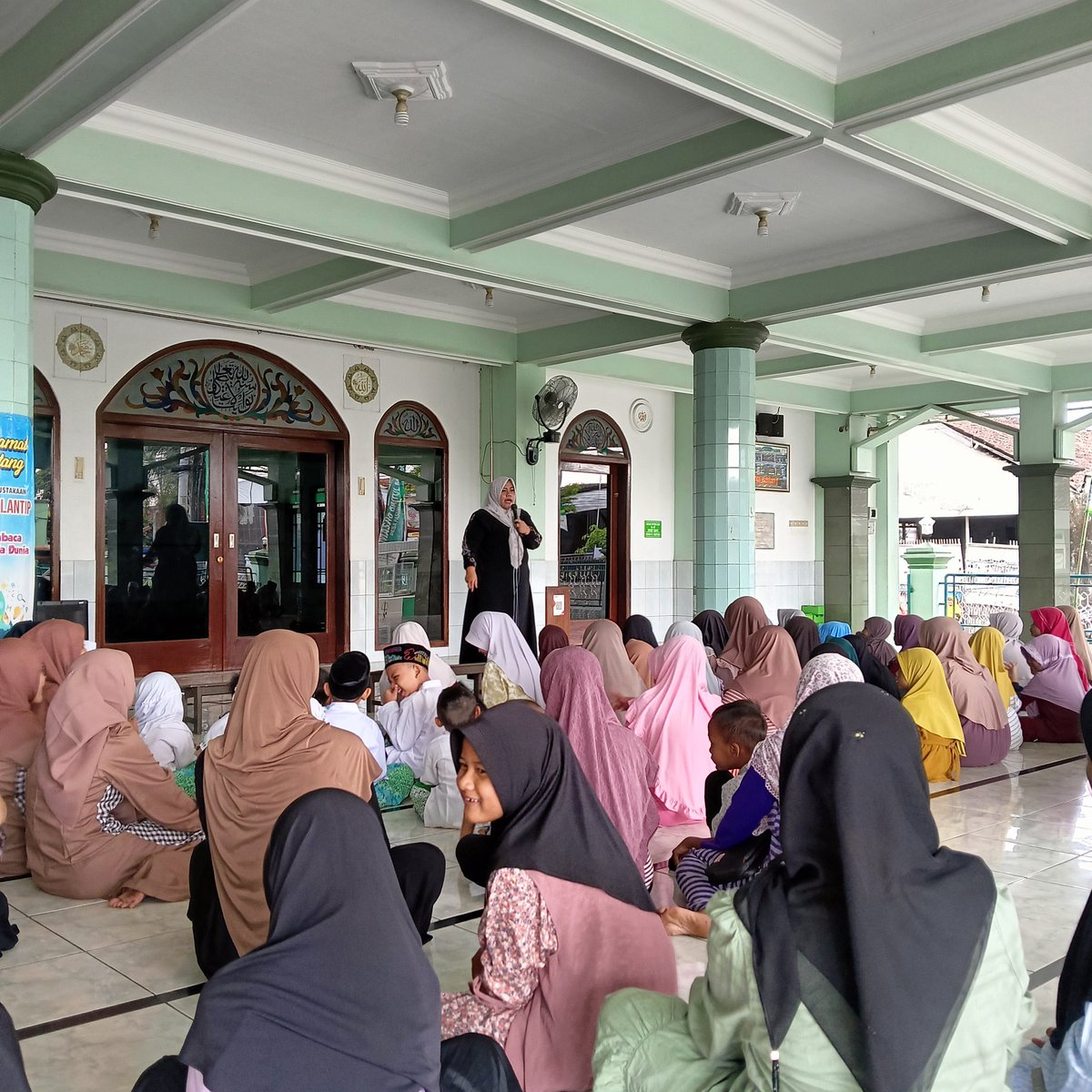 YMendut's tweet photo. Mengisi kegiatan liburan sekolah di bulan Ramadhan dengan mendongeng untuk anak-anak. Agar anak-anak semakin dekat dengan masjid dan mulai mendatangi masjid https://t.co/pwVMyYvGcj