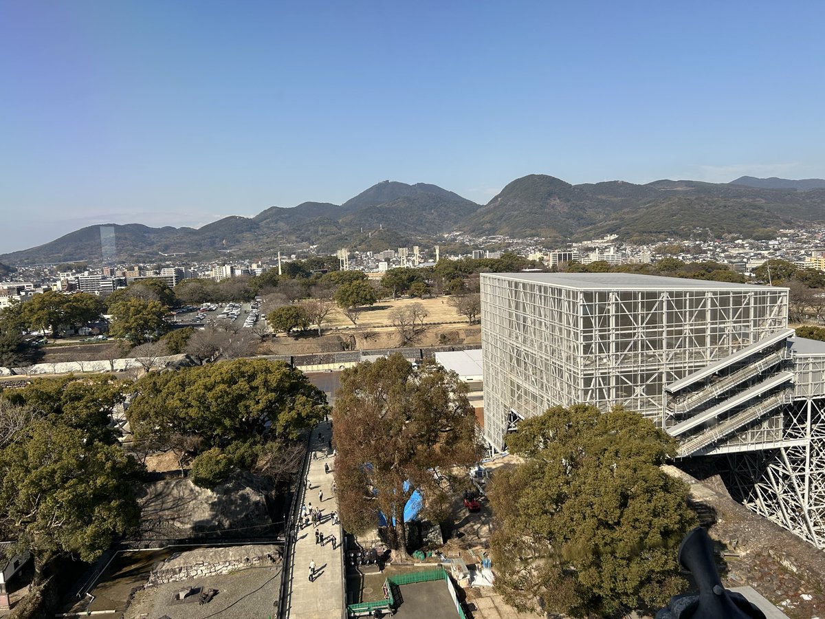 熊本城天守閣へ🏯
入場口から天守閣までの見学通路や天守閣内にはエレベーター🛗やスロープ、
点字ブロックなど車イスや障がい者の方々でも楽しめるよう施されている🧐
天守閣内では熊本城の歴史が余すところ
無く資料や歴史的遺産が拝見できる👀
最上階からは熊本市内が一望できて、