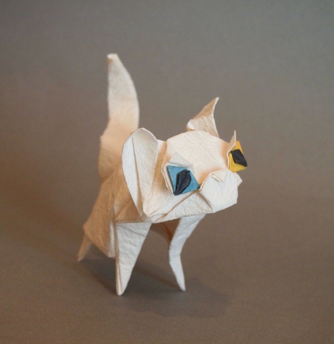 kobashi6's tweet image. 【ネコ２０２６＋目】
創作・折り：一匹柴犬

折紙作品（正方形３枚使用）
ネコ：１枚　目：２枚

この猫を折った際、目を陰影で表現したが
目を別の紙で折ってはめ込むのができそうだなと思ったのでやってみた。
オッドアイをやってみたかった。

#折り紙　#折り紙作品　#origami