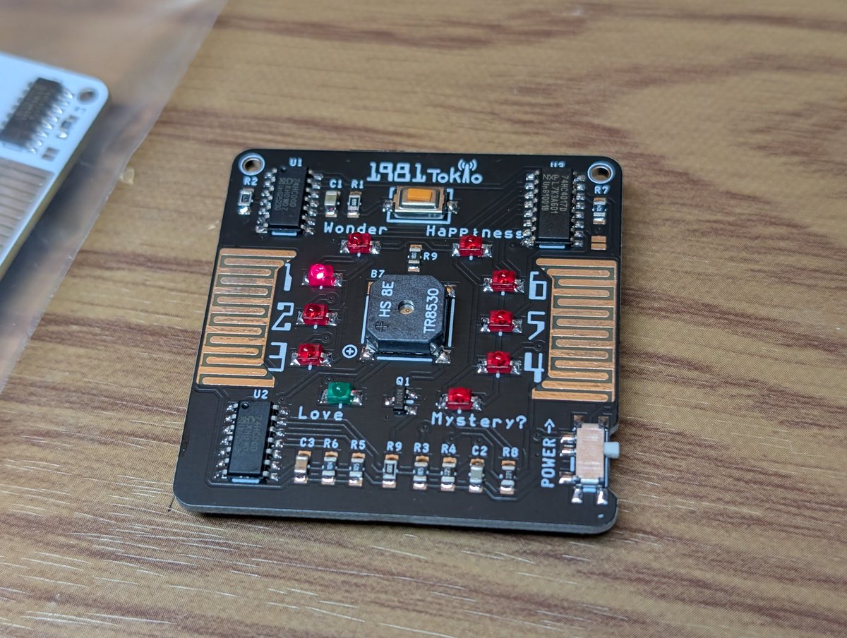 1981年にフジカセットテープの懸賞品として作られたYMOテクノバッジの