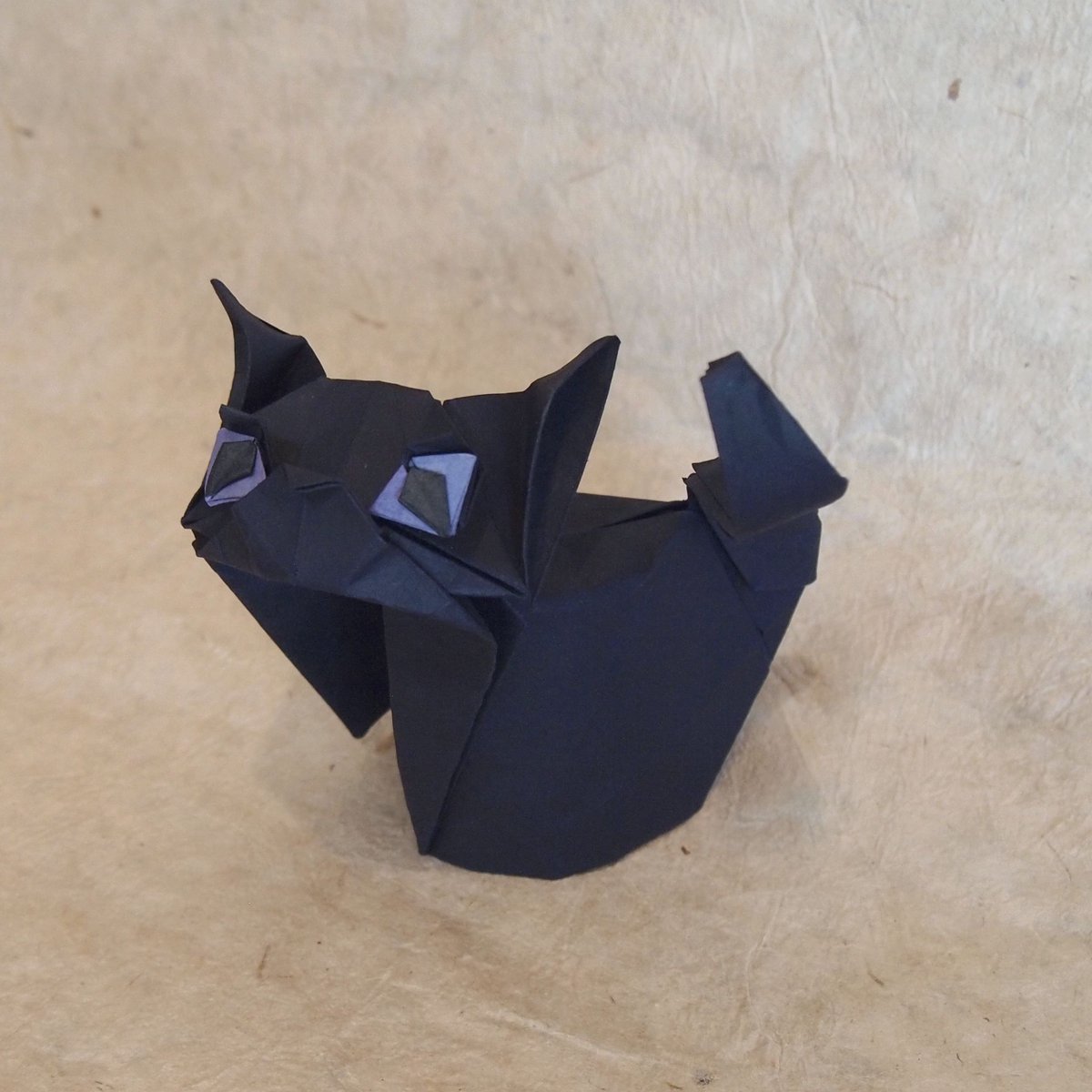 kobashi6's tweet image. 【ネコ２０２６＋目】
創作・折り：一匹柴犬

折紙作品（正方形３枚使用）
ネコ：１枚　目：２枚

この猫を折った際、目を陰影で表現したが
目を別の紙で折ってはめ込むのができそうだなと思ったのでやってみた。
オッドアイをやってみたかった。

#折り紙　#折り紙作品　#origami