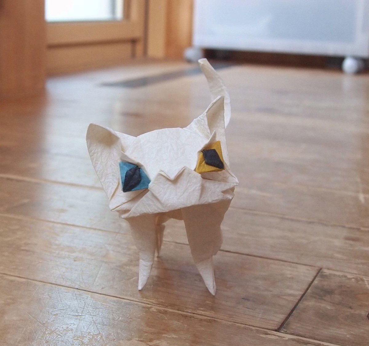 kobashi6's tweet image. 【ネコ２０２６＋目】
創作・折り：一匹柴犬

折紙作品（正方形３枚使用）
ネコ：１枚　目：２枚

この猫を折った際、目を陰影で表現したが
目を別の紙で折ってはめ込むのができそうだなと思ったのでやってみた。
オッドアイをやってみたかった。

#折り紙　#折り紙作品　#origami