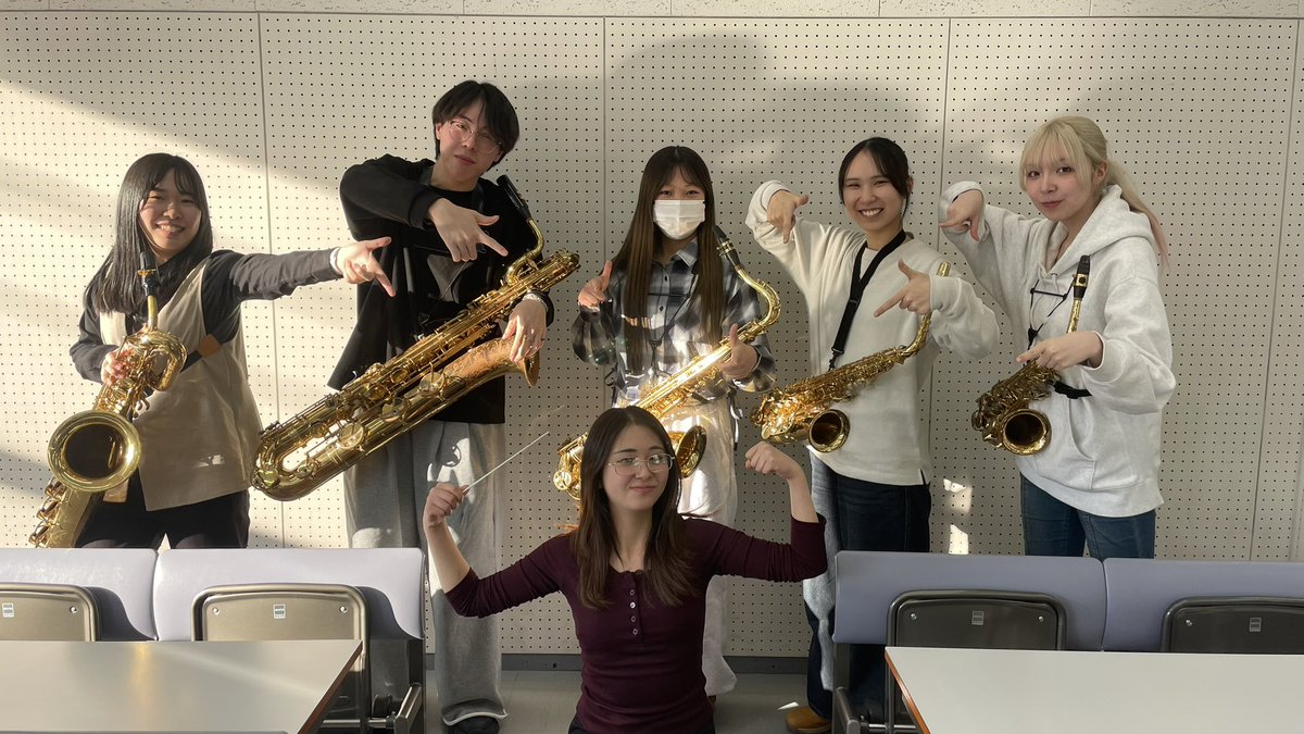 UoAWindEnsemble's tweet photo. 2/19-21の三日間で京都外国語大学吹奏楽団の皆さんと交流会を行いました！
1日目はビンゴやイントロドンで親睦を深め、2日目は班ごとに様々な体験活動を行い、3日目は一緒に「レトロ」と「千と千尋の神隠しハイライト」を演奏しました♪
今年もお招きくださり、本当にありがとうございました☺️ https://t.co/sP45nmRHAU