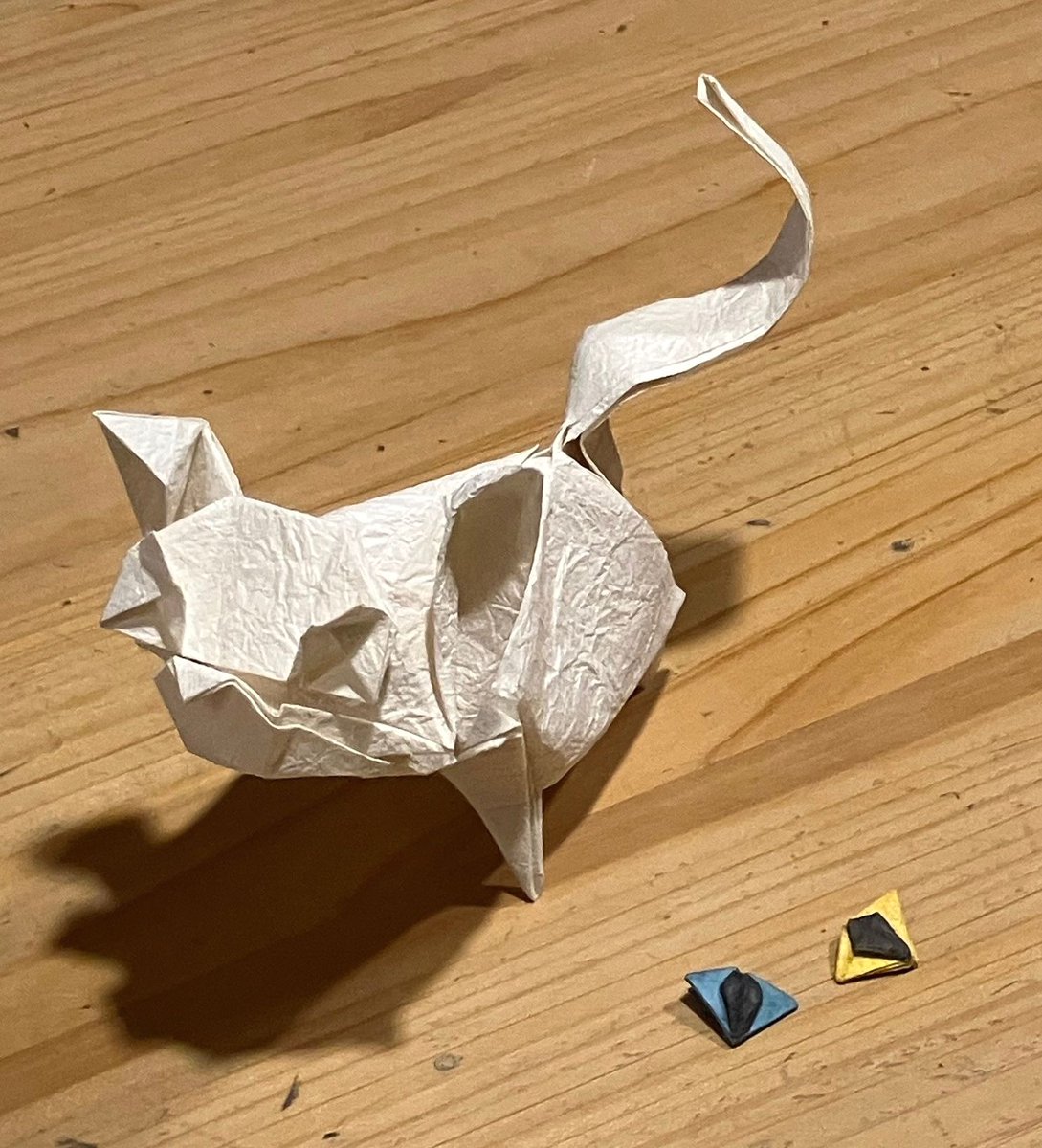 kobashi6's tweet image. 【ネコ２０２６＋目】
創作・折り：一匹柴犬

折紙作品（正方形３枚使用）
ネコ：１枚　目：２枚

この猫を折った際、目を陰影で表現したが
目を別の紙で折ってはめ込むのができそうだなと思ったのでやってみた。
オッドアイをやってみたかった。

#折り紙　#折り紙作品　#origami