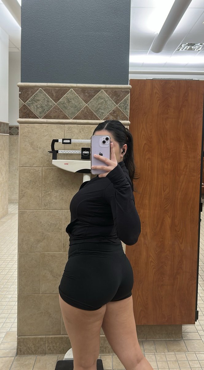 roxyjulez's tweet image. Just paid the full gym membership year upfront so there’s no excuse 🥲🥲