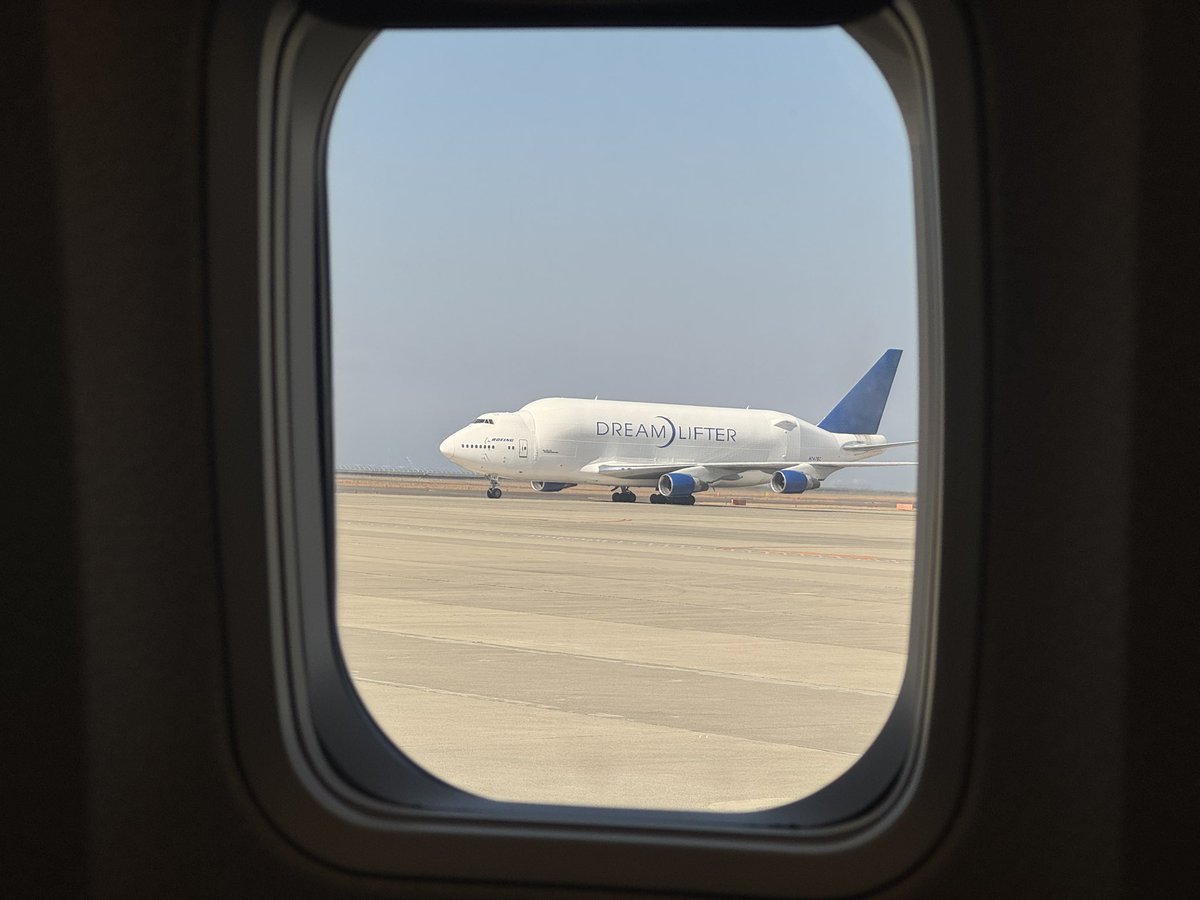 DREAM LIFTER(ドリームリフター) 無事セントレアに着陸 いい感じに機内
