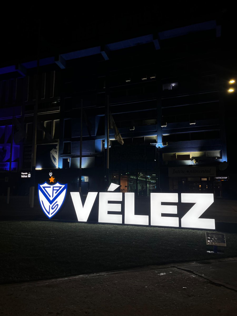 sabadovelezok's tweet photo. 🔦😍 La nueva iluminación nocturna del cartel en el acceso a la sede de #Vélez. https://t.co/KZKKMG9IN4