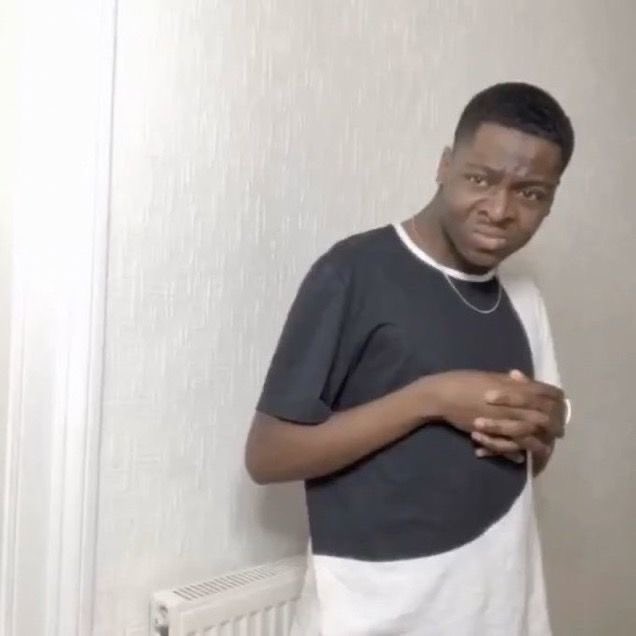 estoy tranquila hasta que pienso COMO ELLA Y YO PODEMOS SER SU MISMO GUSTO