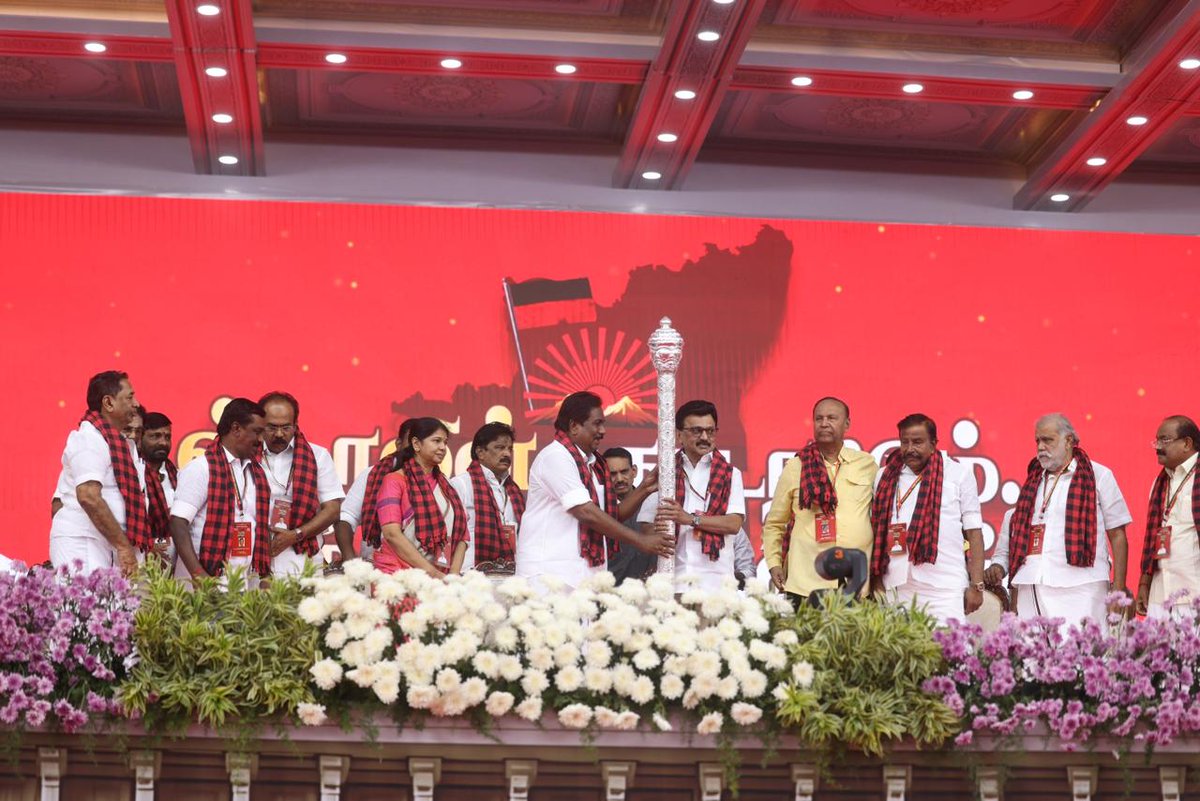 KanimozhiDMK's tweet photo. மதுரையில் கழகத் தலைவர் - தமிழ்நாடு முதலமைச்சர் திரு. @mkstalin அவர்களின் தலைமையில் நடைபெற்ற தி.மு.கழக தென்மண்டல வாக்குச்சாவடி முகவர்கள் மாநாட்டில் கலந்துகொண்டேன்.

NDA கூட்டணி  தமிழ்நாட்டுக்கு இழைத்து வரும் அநீதிகளுக்கு முடிவுரை எழுதும் விதத்தில் வரவிருக்கும் தேர்தலில் தி.மு.க கூட்டணி வெற்றி வாகை சூடும்.