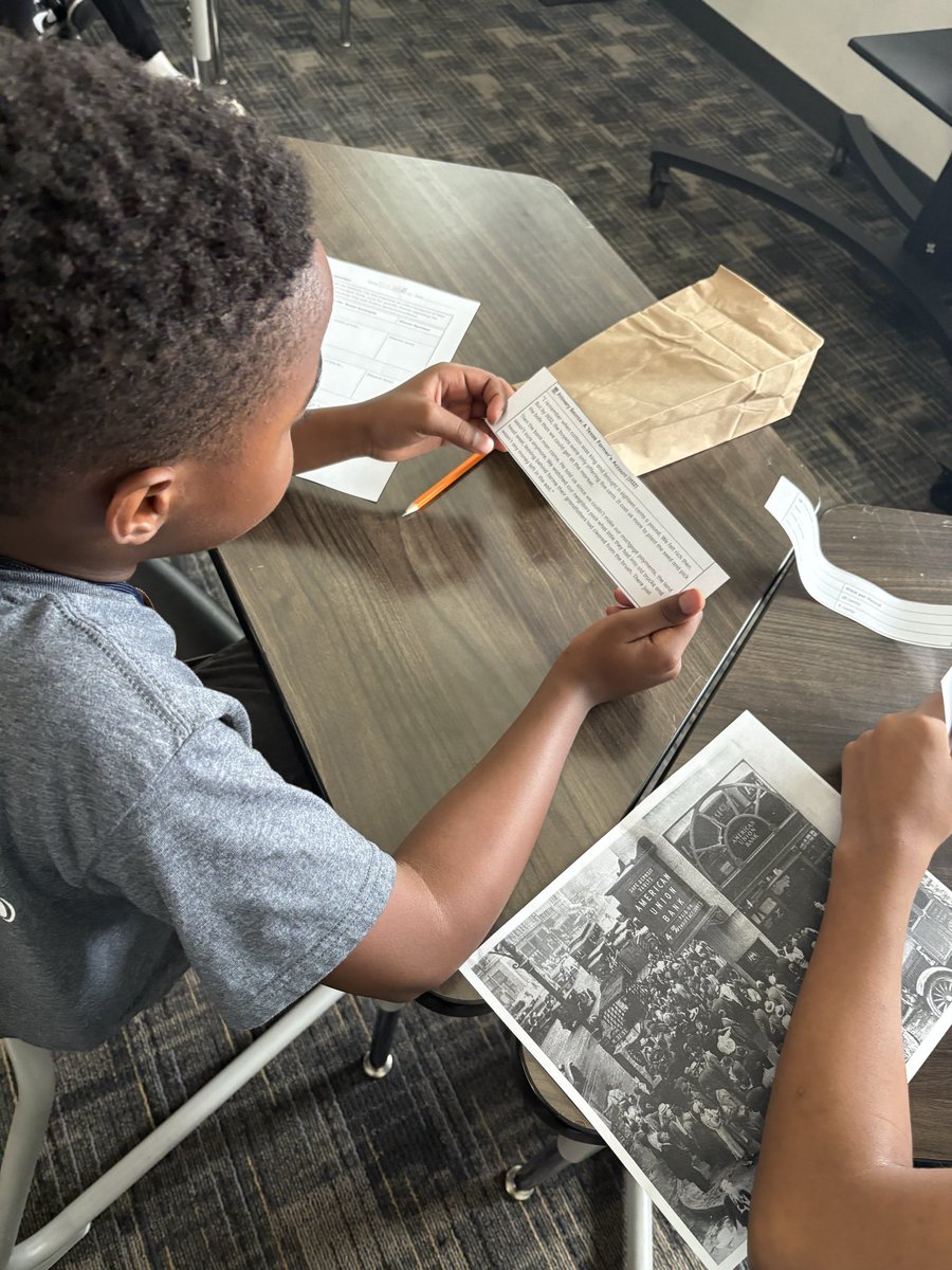 classwithmse's tweet photo. Mystery Bag Success! 🎉 Challenged my students to guess which bag is Political, Economic or Social by reading and analyzing primary sources. Andddd of course they had to justify their answer! 📈⬆️ #Fromherewegrow #Upwego https://t.co/Hmj1DU7hCG